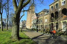 900808 Gezicht op het Willemsplantsoen te Utrecht, met in het midden de St.-Gertrudiskerk (Oud-Katholieke Kerk; ...